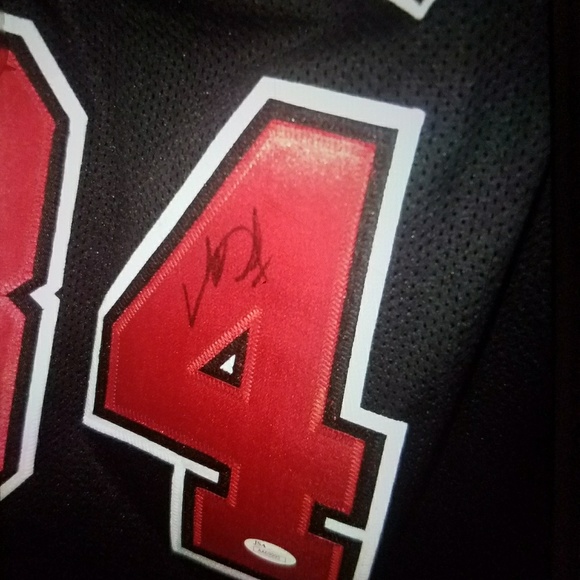 Signed Charles Oakley Oaktree Bulls jersey - Picture 3 of 4